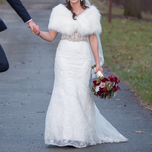 Faux fur. Ivory. Perfect for wedding - Picture 1 of 5